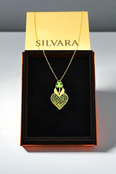 SOFT ZÜMRÜT TAŞLI YONCA KOLYE 925 AYAR GÜMÜŞ 18 AYAR ALTIN KAPLAMA ÖZEL AHŞAP KUTULU