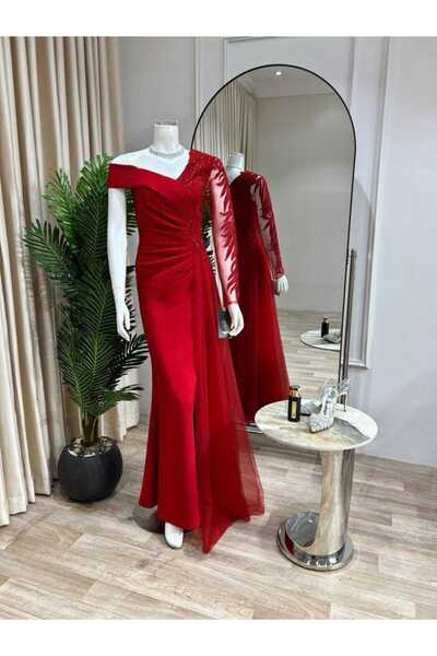 Diva style Off-shoulder evening dress with luxurious embroidery