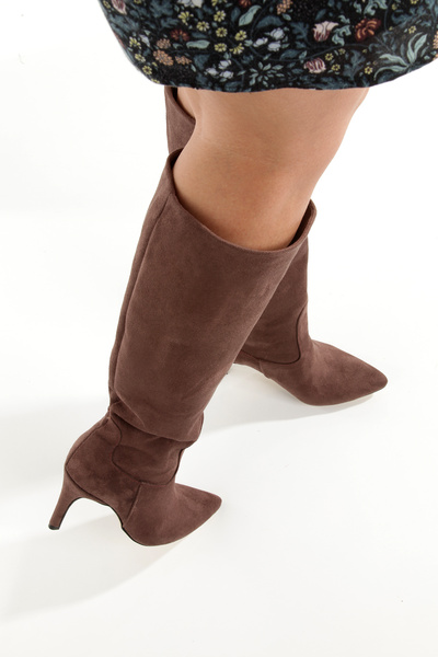 PİMORA '' ROSA '' Barna velúr hegyes orrú, 9 cm-es vékony sarkú csizma, új szezon