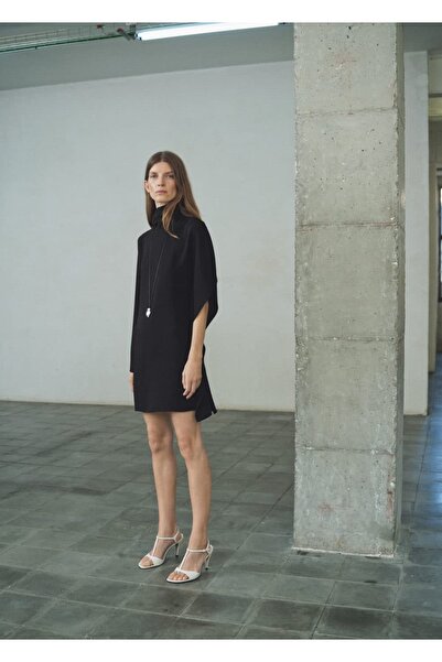 MANGO Woman Yüksek yaka asimetrik kollu elbise