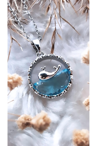 Serenity قلادة من الفولاذ مع شكل حوت عائم