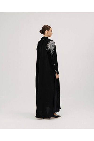 SOROSE SA Royal half-cloche abaya with a wrap design, decorated with white embroidery on the collar and shoulder - black