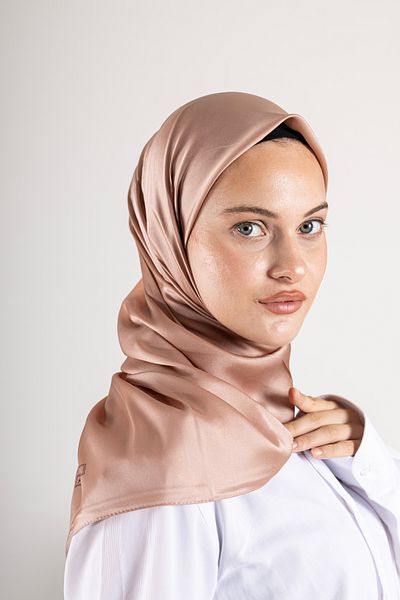 Akel Plain Crystal Fabric Scarf - Non-Slip, Stylish, Tok Standing |   Daily & Evening Dress Compatible