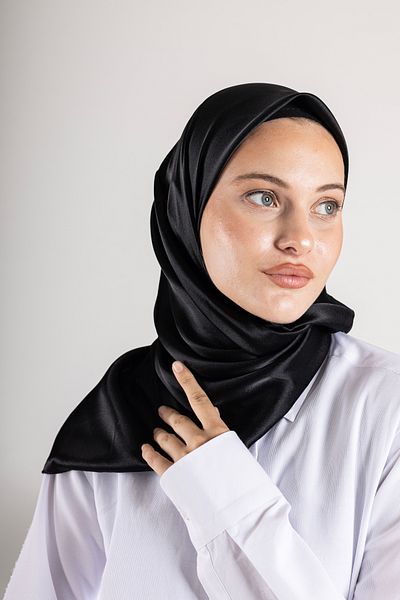 Akel Plain Crystal Fabric Scarf - Non-Slip, Stylish, Tok Standing |   Daily & Evening Dress Compatible