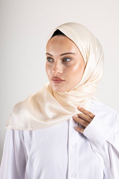 Akel Plain Crystal Fabric Scarf - Non-Slip, Stylish, Tok Standing |   Daily & Evening Dress Compatible