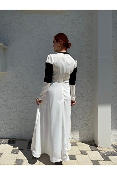 BURKAY Siyah Beyaz Kontrast Renkli Çiçek Detaylı Uzun Abiye Elbise – Şık ve Zarif Tasarım