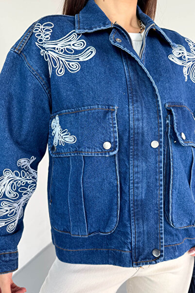 Cappmoda CKT-2831 Mavi Cep Kapaklı Kontrast Nakışlı Denim Ceket