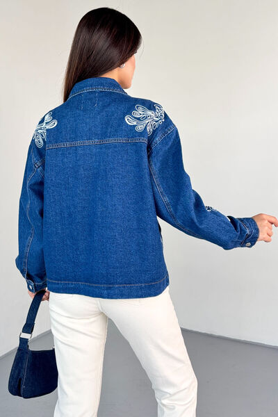 Cappmoda CKT-2831 Mavi Cep Kapaklı Kontrast Nakışlı Denim Ceket