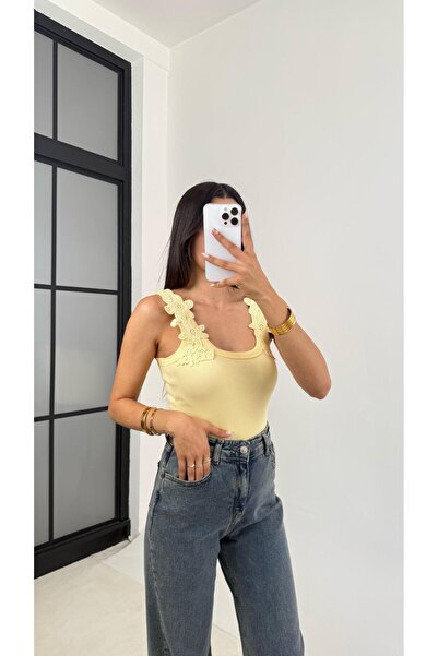 Gaus Yellow Floral Lace Embroidered Basic Undershirt Gaus-0060