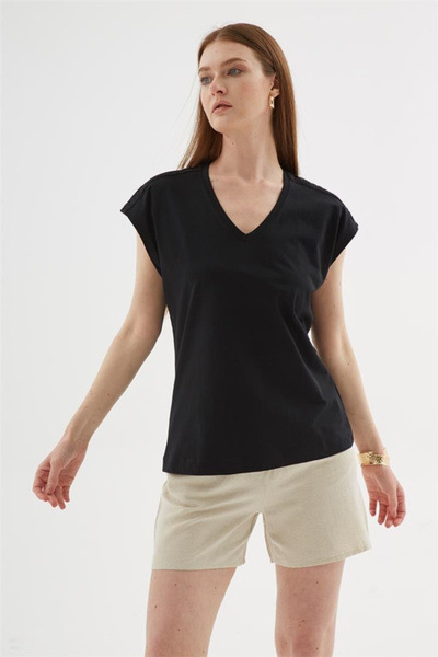 Fashion Friends Μαύρο γυναικείο μπλουζάκι με λαιμόκοψη σε σχήμα V 25Y0540K1