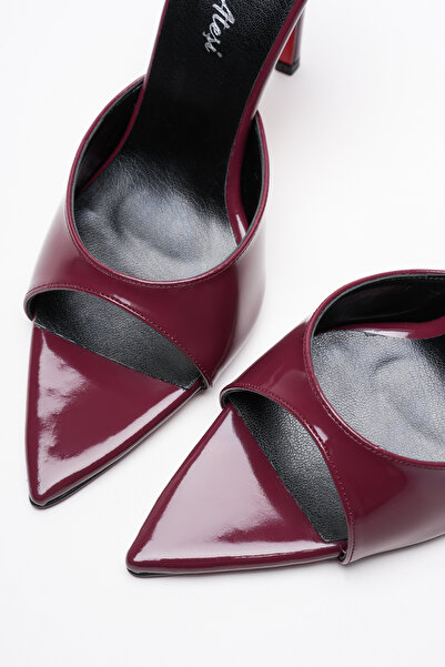 Ayakkabı Ateşi Γυναικείες μυτερές παντόφλες με λεπτό τακούνι Sona Burgundy λουστρίνι