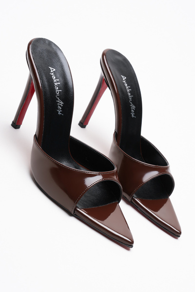 Ayakkabı Ateşi Γυναικείες μυτερές παντόφλες με λεπτό τακούνι Sona καφέ λουστρίνι