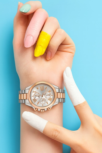 LOOQ Women's Wristwatch with Roman Numerals, Stylish Design