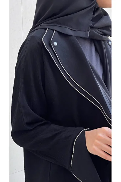 outline Black abaya with a distinctive formal collar