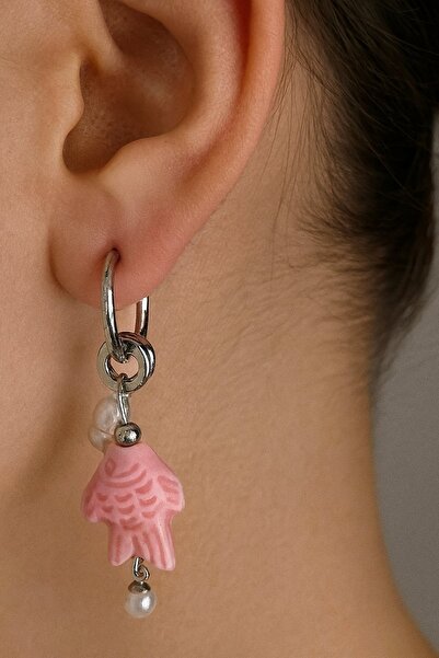 TAKIŞTIR أقراط فضية اللون على شكل سمكة مع تفاصيل لؤلؤية (زوج)