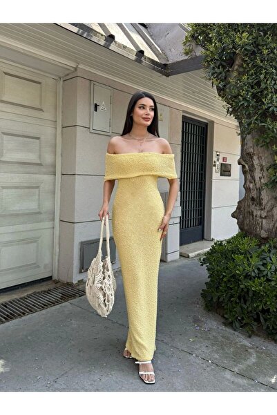 Lusin فستان طويل بياقة مادونا مكشوف الكتفين ومزين بتفاصيل منقوشة باللون الأصف...