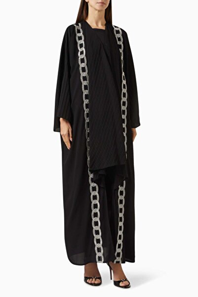 Beige Collection فستان سهرة بتفاصيل كريستالية يبرز بتصميمه الأنيق واللامع