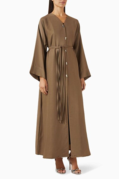 Beige Collection تألقي مع العباية ذات الأزرار وتفاصيل الخصر التي تعكس الأناقة...