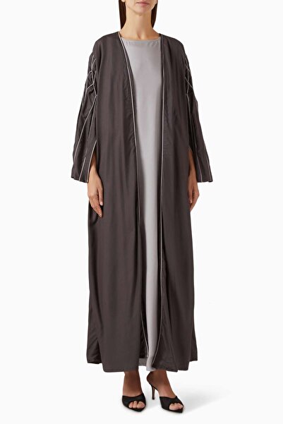 Beige Collection قم بتكميل أناقتك مع مجموعة العباية والشيلا المطرزة، واستمتعي...