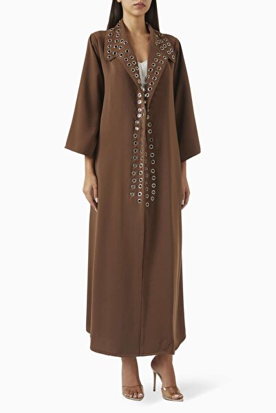 Beige Collection تصميمات عبايات وشيلا مريحة للاستخدام مع تفاصيل معدنية للعين