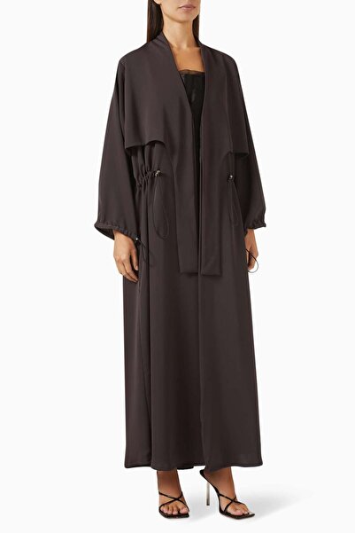 Beige Collection استمتعي بالراحة والأناقة مع العباية الحديثة ذات الخطوط العريضة