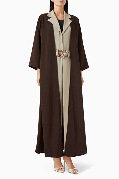 Beige Collection توفر عبايات وأزياء شيلا الأنيقة ذات الأكمام الطويلة تجربة مر...