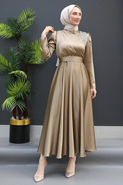 GİYZAMİLA Βραδινό φόρεμα σατέν με πέτρες στον ώμο, ανοιχτό βιζόν