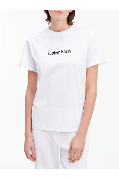 Calvin Klein تي شيرت نسائي أبيض بشعار البطل، تي شيرت عادي بأكمام قصيرة