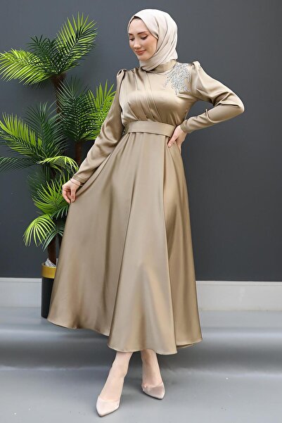 GİYZAMİLA Βραδινό φόρεμα σατέν με πέτρες στον ώμο, ανοιχτό βιζόν