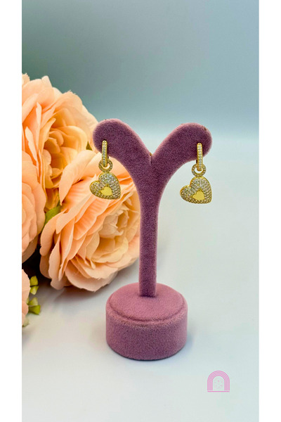 Moond Accessories أقراط ذهبية مرصعة بالأحجار مع تفاصيل قلب من الفولاذ