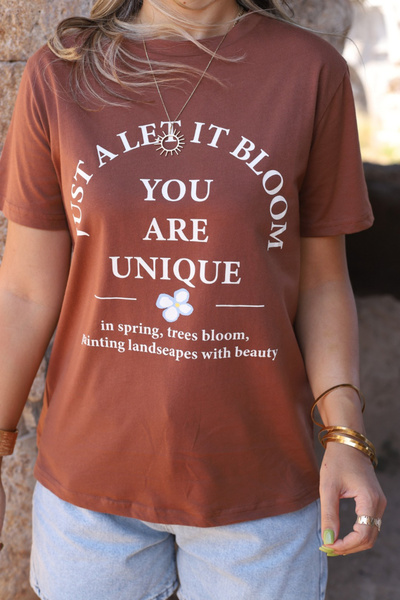 bytugcekaya Καφέ ανοιξιάτικο μπλουζάκι με λουλούδια