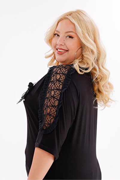 Siyezen Blouse with Lace Collar and Brooch Detail on the Shoulders