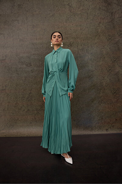 Garzia طقم قميص أخضر مع تنورة مطوية من كاجلا