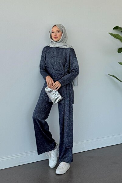 Şulemoda Giyim طقم ياكاموز بتفاصيل شال جانبي لامع باللون الأزرق الداكن