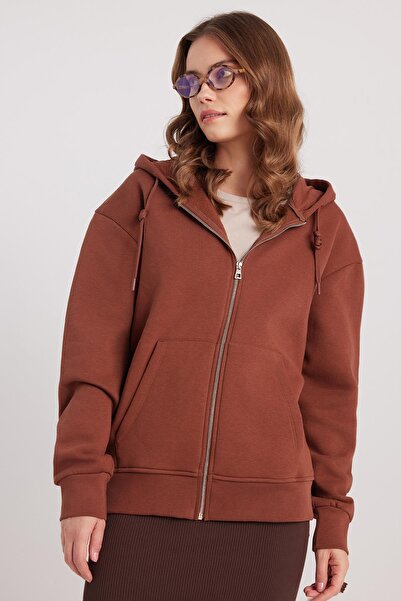 Tudors Γυναικείο φούτερ με κουκούλα καφέ χρώματος με διπλή τσέπη με φερμουάρ και εσωτερικό βαμβακερό φλις