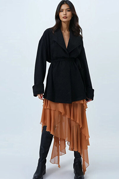 Trend Alaçatı Stili Dámská černá dlouhá bunda s šátkovým límcem a samotexturovaným páskem Alc-X14481