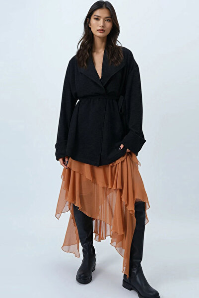 Trend Alaçatı Stili Dámská černá dlouhá bunda s šátkovým límcem a samotexturovaným páskem Alc-X14481