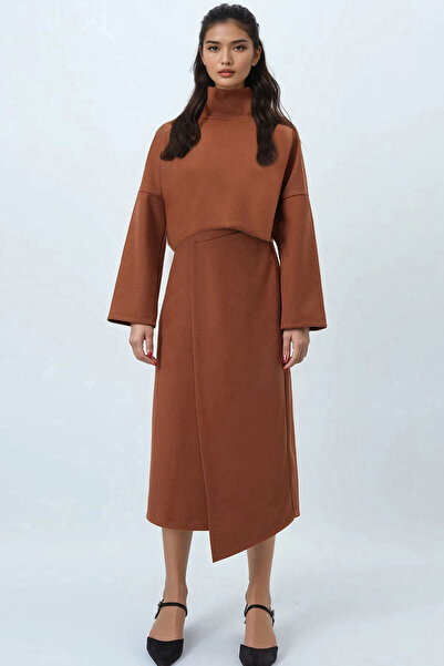 Trend Alaçatı Stili Női fahéjas barna állógalléros, széles szabású blúz és aszimmetrikus, becsomagolt midi szoknya, Kaşe Takm Alc-X14443