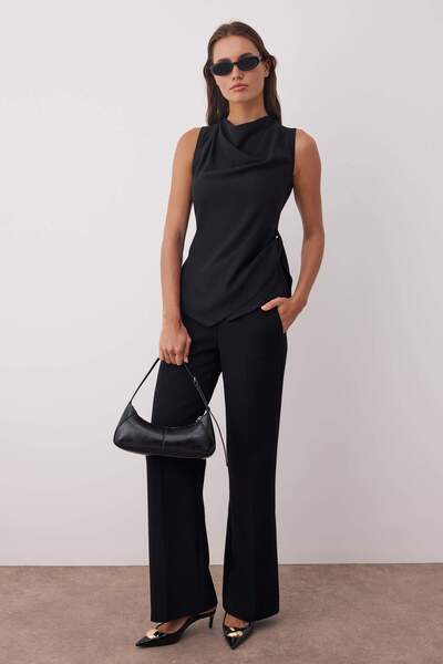 Trendyol Collection Μαύρη αμάνικη σατέν μπλούζα με λεπτομέρεια ύφανσης TWOAW26BZ00056