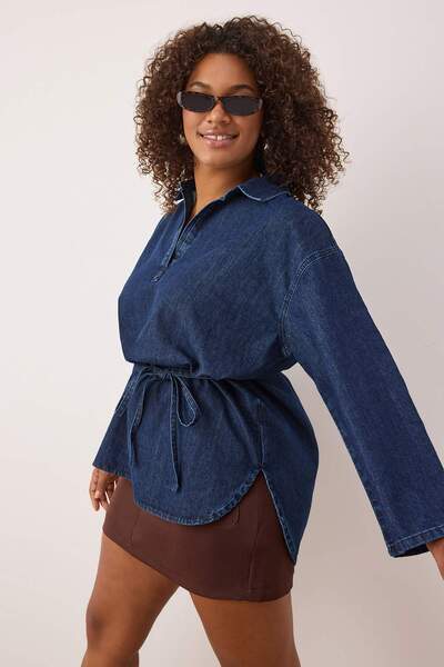 Trendyol Curve Dunkelblaues Oversize-Denim-Hemd in Übergröße TBBAW26AX00003