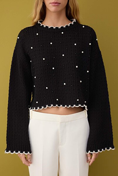 Trendyol Collection Czarny sweter z szerokim krojem, krótki/kropiony, z detalami z pereł, TWOAW26KZ00104
