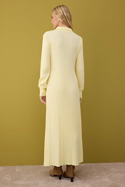 Trendyol Modest Φόρεμα με ριμπάνα με λεπτομέρεια από μεταλλικό κουμπί σε κίτρινο χρώμα TCTAW26EB00012