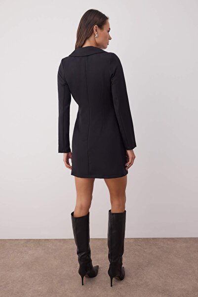 Trendyol Collection Schwarzes, einfarbiges, kurz geschnittenes/Mini-Webkleid mit detaillierten Accessoires und zweireihigem Verschluss TWOAW26EL00075