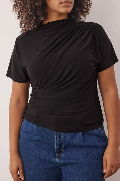 Trendyol Curve Μαύρη μπλούζα με ψηλό γιακά με κορδόνι πλεκτή Sandy Plus Size TBBAW26AF00053