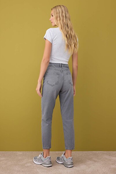 Trendyol Collection Graue Mom-Jeans mit hoher Taille TWOAW26JE00059