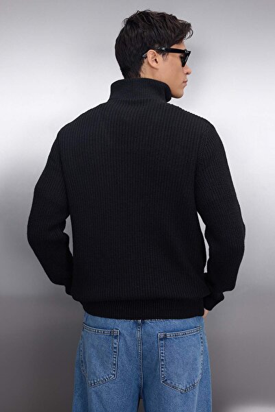 Trendyol Collection Schwarzer Rollkragenpullover aus Wolle mit normaler Passform und Reißverschluss TMNAW22KZ0347