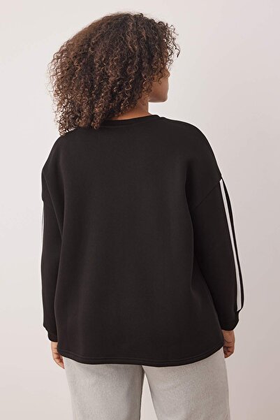 Trendyol Curve Tenká pletená mikina oversized/volného střihu s černým pruhem TBBAW25AO00009