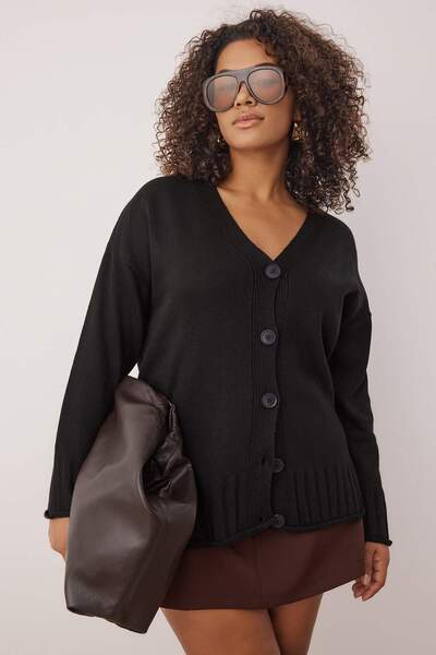 Trendyol Curve Strickwaren Schwarzer Cardigan - Knopfdetail