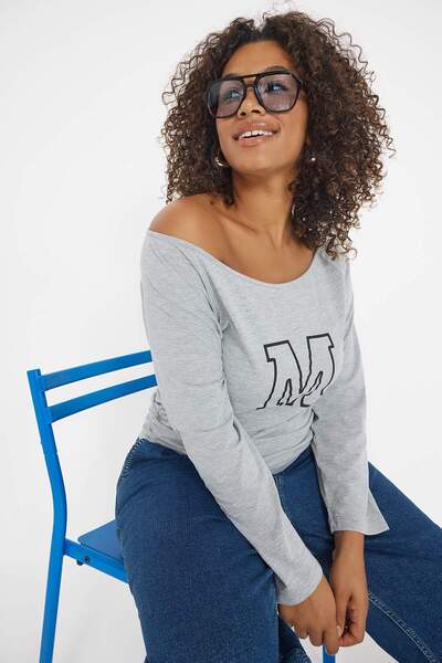 Trendyol Curve Teen Grey Melange Off-Shoulder-Single-Jersey-Bluse mit offenen Schultern, gestrickt, Übergröße, TBBAW26AF00048