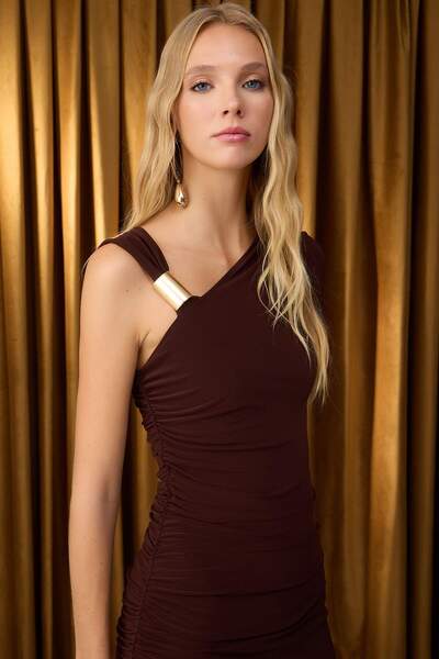 Trendyol Collection Speciální kolekce hnědé midi koktejlové šaty přiléhavého střihu s detailním doplňkem TPRAW26EL00006